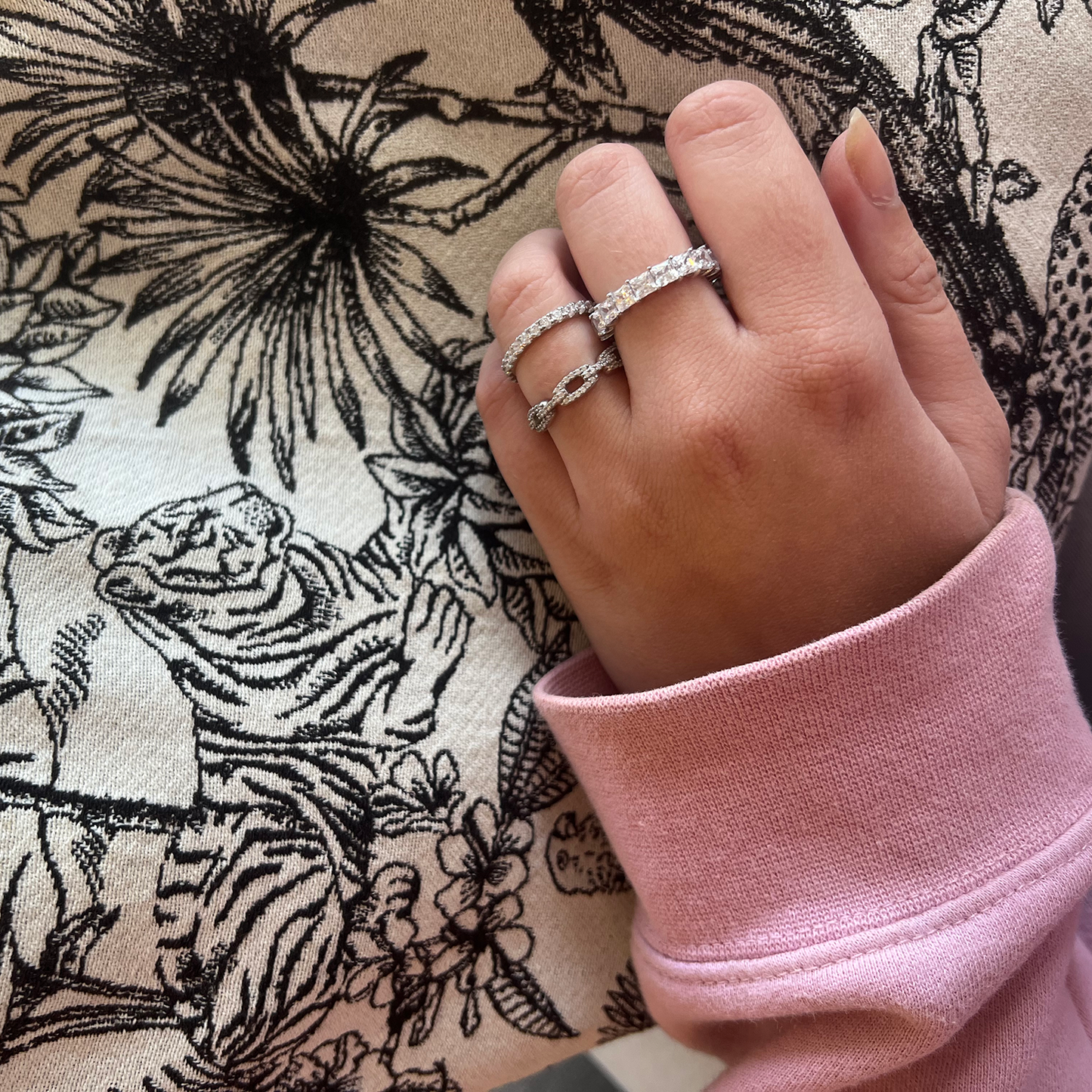Pave-Linked Ring