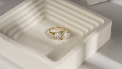 Marilyn Monroe Pear Cut Toi et Moi Ring