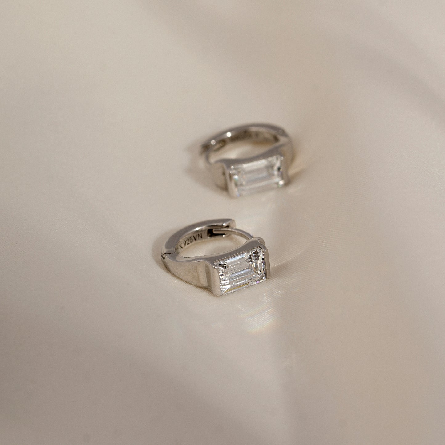 Marilyn Monroe Solo Baguette Huggie Hoops