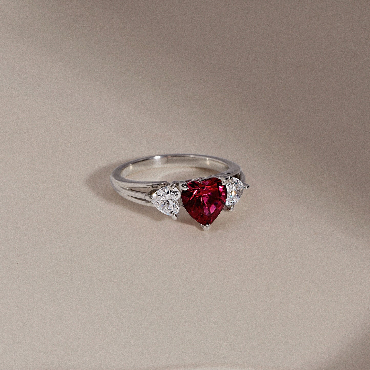 DIAMONBLISS Marilyn Monroe 3-Stone Heart Ring
