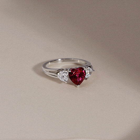 DIAMONBLISS Marilyn Monroe 3-Stone Heart Ring
