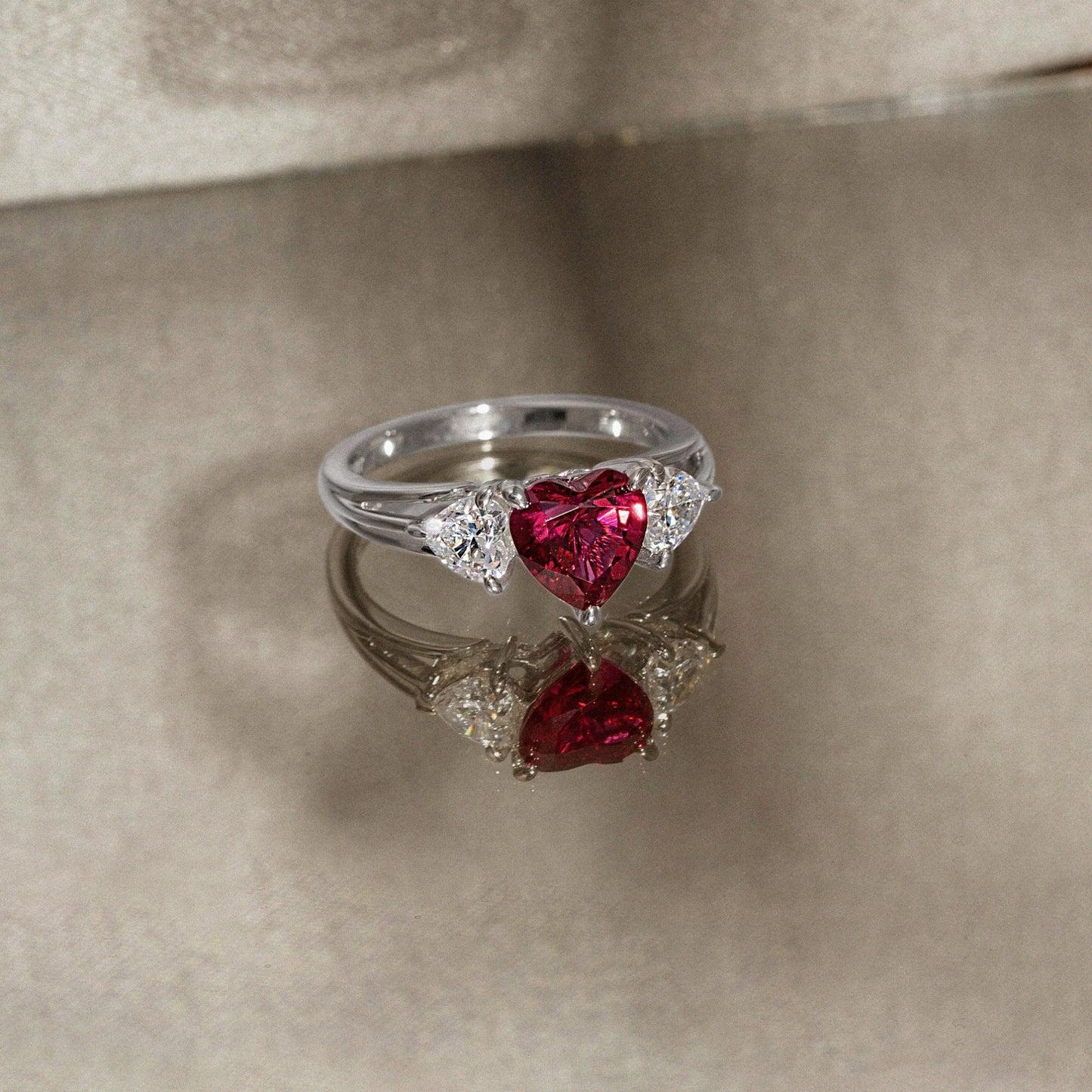DIAMONBLISS Marilyn Monroe 3-Stone Heart Ring