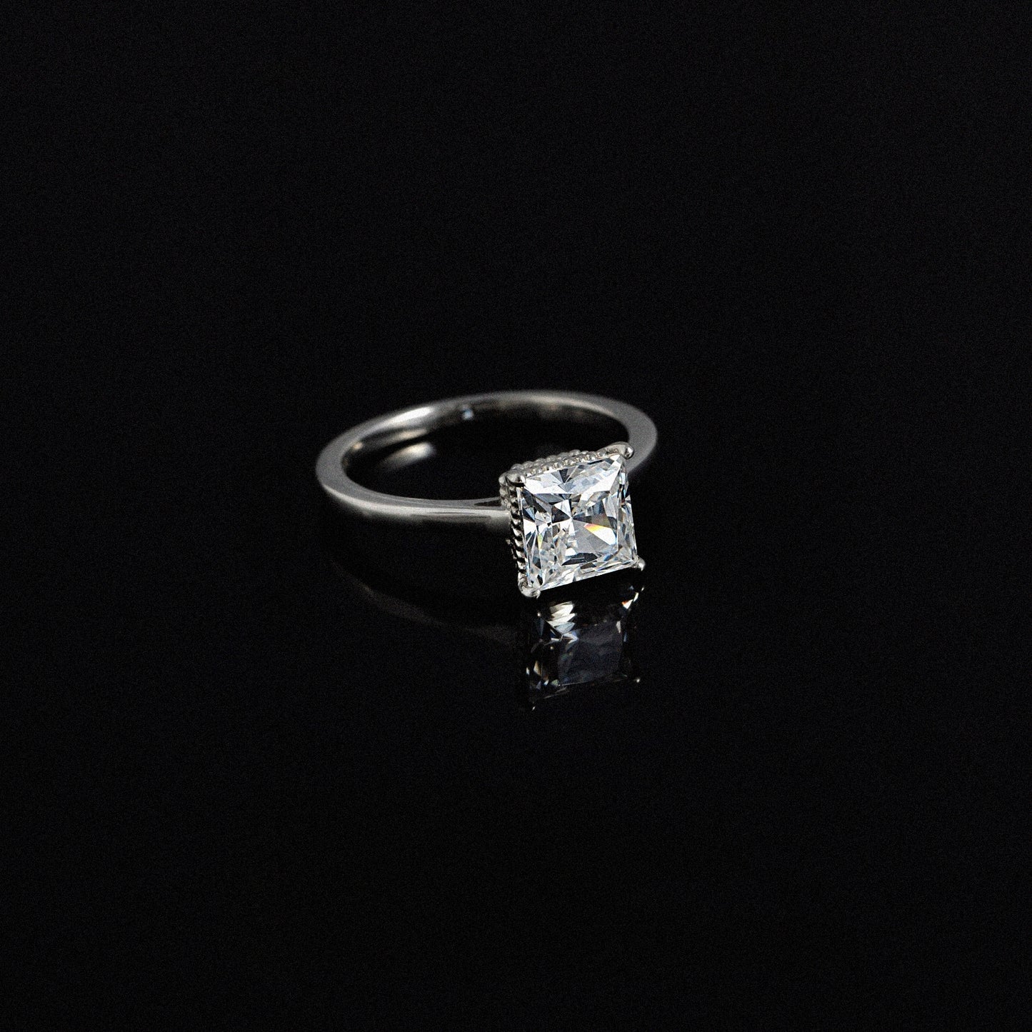 DIAMONBLISS Marilyn Monroe Red Accent Princess Ring